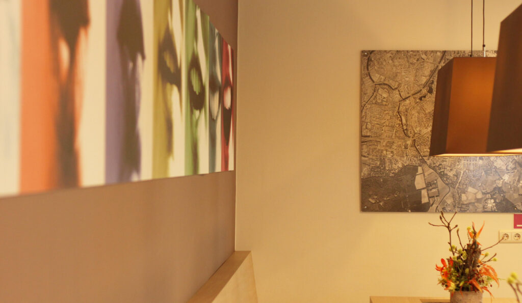 Wachtruimte met kunst aan de muur