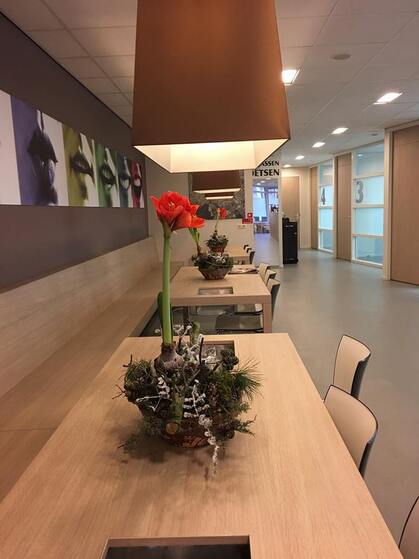 Lichte gang met bloemen in Tandheelkundig Centrum Dudok
