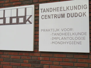 Naambord van Tandheelkundig Centrum Dudok